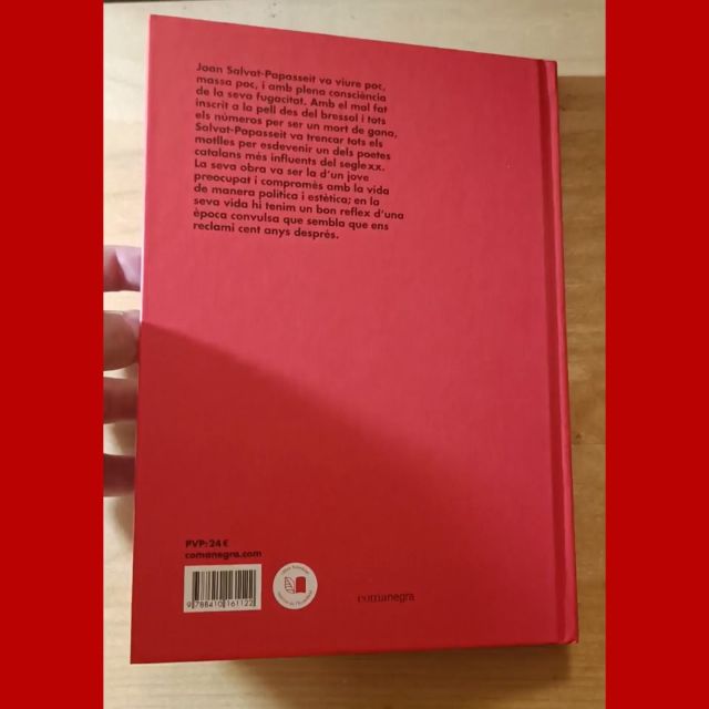 Joan Salvat-Papasseit, poeta futurista català.
Sempre m’ha fascinat la seva obra, vida i compromís polític al començament del segle XX.
Pobre com una rata, es va formar a si mateix i va esdevenir esplendor, l’esplendor davant l’abisme.
Escrit i dibuixat per qui escriu, publicat per @comanegra sota el disseny de Víctor Garcia Tur. Ah, i el privilegi de tenir entre les pàgines a la Raquel Santanera @xaipaipai qui, com l’enemiga del poble, ha participat en el projecte.
Demà, a les llibreries.

#PAPASSEIT #JoanSalvatPapasseit #EditorialComanegra #agustincomotto#barcelonacity #barcelona #poesia #futurism #anarquismo illustration #dibujo #drawing #dessin#comic #graphicnovel #procreate #ink #artwork #art #novel #roman #novela